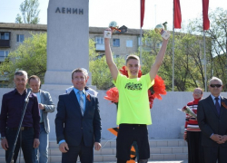В Камышине в эстафете накануне Праздника Победы первым стал старшеклассник школы №7 Семен Владимиров