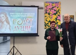 Спикер Камышинской городской думы Владимир Пономарев пришел поздравить художниц с "Полетом души"