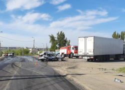 Под Камышином на саратовской трассе у завода "Ротор" столкнулись фура и легковушка, тяжело ранен один из водителей