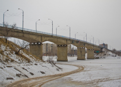 В Камышине спасатели сняли "смертника" с ограждения Бородинского моста