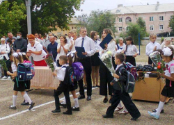 Жители Волгоградской области массово высказываются против подарков учителям 1 сентября 