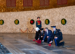 Губернатор Андрей Бочаров в ночь на 22 июня преклонил колени перед памятью погибших, об участии в акции  главы Камышина Станислава Зинченко ничего не сообщается