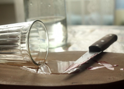 Пенсионер "заскучал" во время хмельного застолья и исполосовал ножом товарища по выпивке