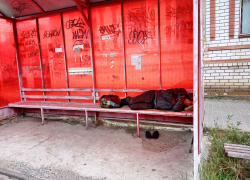 Камышане не устают возмущаться практикой "тихого часа" обшарпанных личностей на автобусных остановках города