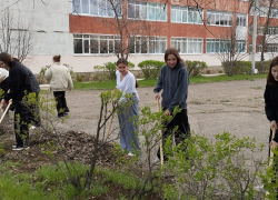 В Камышине у школы №19 ребята убрали зеленую «линию», открытую в память о герое СВО, разведчике Максиме Ивченко