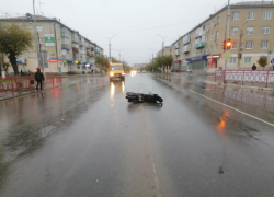 В Камышине на мокрой от дождя улице Ленина скутерист сбил пожилую женщину