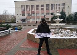 По Волгограду прошла волна одиночных пикетов против введения QR-кодов 