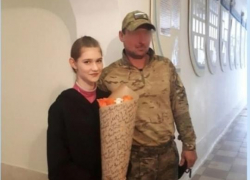 В Камышине участник спецоперации пришел с цветами в школу №14 сказать спасибо восьмикласснице за письмо поддержки на передовую