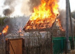В Камышине из-за неисправности дымоходов сгорел дачный дом