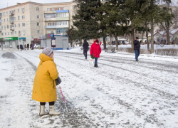 В Камышине центральные улицы расчистили от снега, но не посыпали, на них скользко