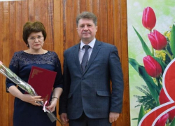 Кому из женщин подарил на сцене цветы глава Камышина Станислав Зинченко