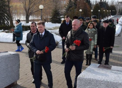 Глава города Станислав Зинченко и депутаты обнажили головы у Вечного огня