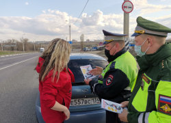 В Камышине во время масштабного рейда водителей проверили и проинструктировали по теме детских автокресел