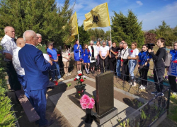 В Камышине прошел митинг на могиле директора школы Софьи Белугиной