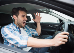 Во время проверки электрокоммуникаций разгневанный хозяин частного дома пытался на автомобиле раздавить контролеров-энергетиков