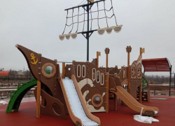 Администрация Камышина показала, какой детский комплекс она установила в парке Текстильщиков