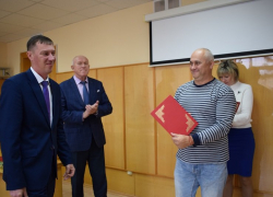 В администрации Камышина грамоты принимали водители и кондукторы