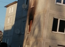 В Камышине в 5 микрорайоне из подъезда с объятой пламенем квартирой вывели на улицу 35 жильцов