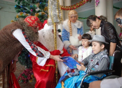 Камышинские общественницы движения в защиту детства примеряют на себя шапки Дедов Морозов 
