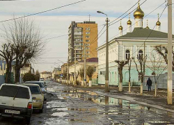 В Камышине из-за оттепелей досрочно "поплыл" асфальт на дорогах