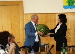 Камышане выкатили депутату Госдумы Анне Кувычко не один арбуз