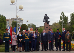 В Камышине начались торжества по случаю 106-й годовщины со дня рождения Алексея Маресьева, главы города на митинге нет