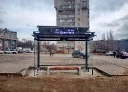 В Камышине после критики в интернет-изданиях "умной" остановки на ней установили лавочку и посыпали вокруг песочком