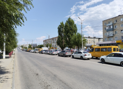 В Камышине в разгар дня 9 июля скопилась огромная пробка на Бородинском мосту, полицейские "вручную" регулируют потоки