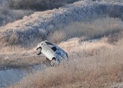 На трассе Камышин - Волгоград "ВАЗ" улетел с дороги, двое парней попали к хирургам