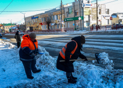 В Камышине муниципальные тракторы и рабочие "Благоустройства" вышли чистить снег на улицах и остановках (ВИДЕО)