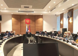 «Первыми прививайтесь, покажите QR-коды и носите маски»: жители Волгоградской области обвинили депутатов и чиновников в двойных стандартах 
