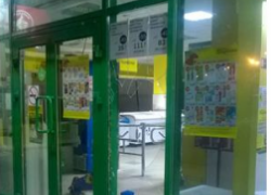 Оголодавший горожанин разбил кувалдой дверь маркета