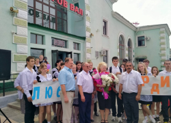 На станции Петров Вал в Камышинском районе с цветами встретили "Народного учителя России" Нину Бударину, вернувшуюся с наградой из Кремля