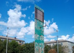 Кто знает, что рекламирует эта облезлая стела в Камышине? - камышанка