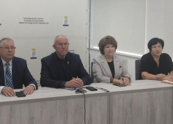 В Камышине спикер  гордумы Владимир Пономарев доложил, как он, депутат и две чиновницы вникали в направления бюджетной политики через экран