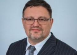 Спикер Камышинской городской думы Владимир Пономарев поздравляет депутатов -именинников, но тему отчета слуг народа перед избирателями не комментирует