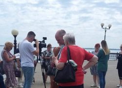 В Камышине журналисты федерального ТВ-канала собрали пострадавших пайщиков КПК "Честь" у памятника Петру и ведут съемку сюжета (ВИДЕО)