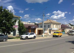 Позвольте полюбопытствовать, не хочет ли администрация Камышина начать избавлять центр города от вывесок на иностранном языке? - камышанка