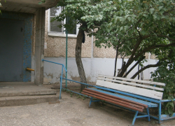 Зачем в Камышине столбы и скамейки красят в цвета российского флага?