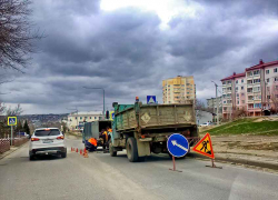 В Камышине дорожные службы 4 апреля начали ямочный ремонт самых разбитых за зиму участков центральных улиц