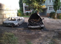 Минувшей ночью на улице Базарова в Камышине на парковке у дома сгорели сразу три автомобиля