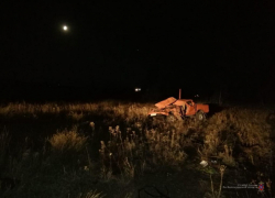 В Камышинском районе женщина за рулем не справилась с управлением, улетела в кювет и изранила взрослых и детей