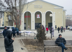 Камышане съели первую тысячу бургеров в открывшемся 7 марта ресторане быстрого питания KFC на улице Ленина