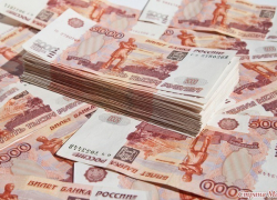 Банкир из Котово, упаковывая наличность, "отщипнула" для себя почти 13 миллионов рублей