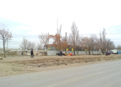 В Камышине у остановки "Молодежная" собственник земельного участка приступил к строительству торгового центра