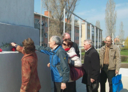 Вместе с активистами Камышинского горкома КПРФ цветы к памятникам Ленину возложили рядовые горожане