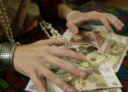 75-летней жительнице Камышина сняли порчу за 25 000 рублей