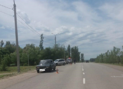 В Камышине на улице Волгоградской отечественные легковушки выясняли, кто "круче", а в больницу отправилась пассажирка-пенсионерка 