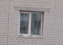 Камышан взволновали кирпичи на подоконнике 9-го этажа над головами прохожих
