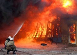 На площади Павших борцов в Камышине сгорел кирпичный сарай